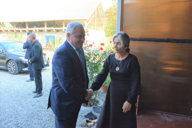 İcra başçısı şəhid atası Rövşən Məmmədovu 55 illik yubileyi münasibəti ilə təbrik edib