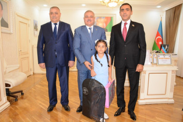 Rayon rəhbəri “Konstitusiya və Suverenlik İli” çərçivəsində  bu il ali məktəbə qəbul olan və birinci sinfə gedən şəhid övladları ilə görüşüb