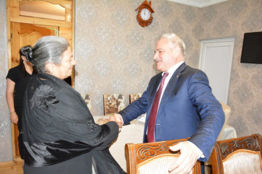 Rayon rəhbəri “Konstitusiya və Suverenlik İli” çərçivəsində Qurban Bayramı ərəfəsində şəhid Şahin İbrahimovun  ailəsini ziyarət edib