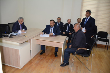Rayon rəhbəri vətəndaş müraciətlərini dinləyib