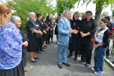 Rayon rəhbəri Vətən müharibəsi şəhidi Qəhramanlı Yaqub Abdulla oğlunun ikinci il dönümü münasibəti ilə ailəsini ziyarət edib