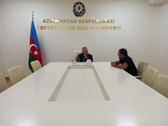 Rayon rəhbəri vətəndaş müraciətlərini dinləyib