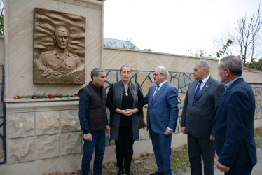 Rayon rəhbəri 27 sentyabr-Anım Gününün beşinci ildönümü ilə əlaqədar 3-cü dərəcəli “Vətənə xidmətə görə” ordenli şəhid Emin Abbaszadənin ailə üzvləri ilə birlikdə onun adını daşıyan küçədə aparılan əsaslı təmir işləri ilə tanış olublar