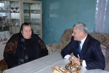 İcra başçısı rayonun Borsunlu kəndində şəhid Məmmədov Elman Bəhmən oğlunun ailəsini ziyarət edib