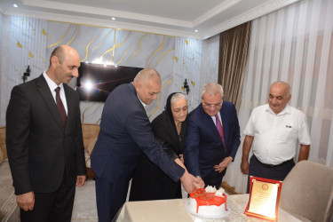 Tərtər Rayon İcra Hakimiyyətinin başçısı Müstəqim Məmmədov 70 illik yubileyi münasibətilə təqaüddə olan müəllimə Şöhlət Babayevanı evində ziyarət edib
