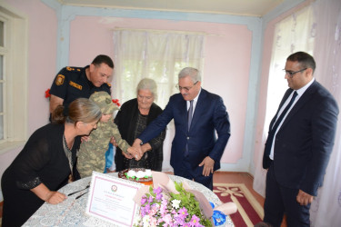İcra başçısı şəhid anası Xırdaxanım Əliyevanı 80 illik yubileyi münasibəti ilə təbrik edib