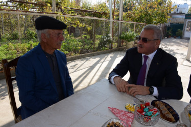 Rayon rəhbəri 8 Noyabr Zəfər Günü ərəfəsində kənd ağsaqqalı, şəhid qardaşı İman Almuradovu 80 illik yubileyi münasibəti ilə təbrik edib