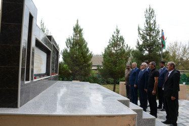 Rayon rəhbəri “Konstitusiya və Suverenlik İli” çərçivəsində Qaynaq və Yuxarı Qapanlı kəndindən olan şəhid ailələri və qazilərlə görüş keçirib
