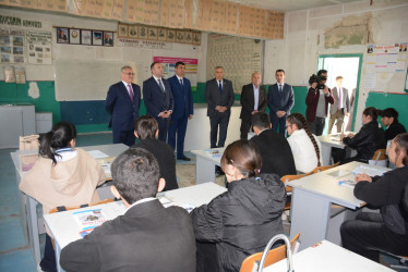 Rayon rəhbəri Qaradağlı kənd tam orta məktəbində mövcud şəraitlə tanış olub