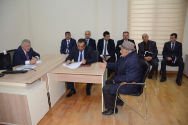 Rayon rəhbəri vətəndaş müraciətlərini dinləyib