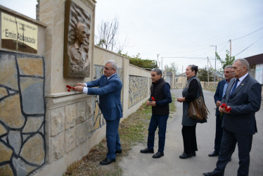 Rayon rəhbəri 27 sentyabr-Anım Gününün beşinci ildönümü ilə əlaqədar 3-cü dərəcəli “Vətənə xidmətə görə” ordenli şəhid Emin Abbaszadənin ailə üzvləri ilə birlikdə onun adını daşıyan küçədə aparılan əsaslı təmir işləri ilə tanış olublar