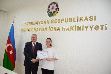 Rayon rəhbəri  məktəbliləri təltif edib