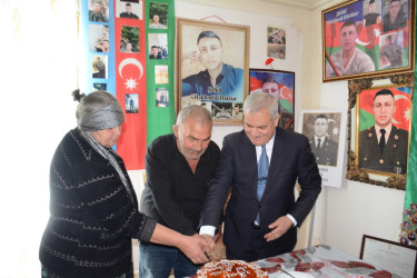 İcra başçısı şəhid atası Ramiz Ələkbərovu 65 illik yubileyi münasibəti ilə təbrik edib