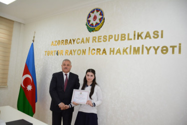 Rayon rəhbəri  məktəbliləri təltif edib