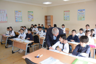 Rayon rəhbəri Xoruzlu kənd tam orta məktəbində mövcud şəraitlə tanış olub