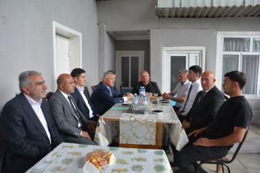 Rayon rəhbəri “Azərbaycan Bayrağı” ordenli Birinci Qarabağ müharibəsinin veteranı Əhliman Nəzərovun qardaşının yas mərasimində iştrak edib