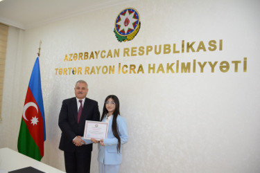 Rayon rəhbəri  məktəbliləri təltif edib