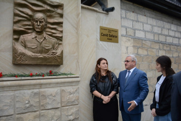 Rayon rəhbəri 27 sentyabr-Anım Gününün beşinci ildönümü ilə əlaqədar 3-cü dərəcəli “Vətənə xidmətə görə” ordenli şəhid Cavid Səfərovun ailə üzvləri ilə birlikdə onun adını daşıyan küçədə aparılan əsaslı təmir işləri ilə tanış olublar