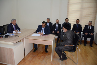 Rayon rəhbəri vətəndaş müraciətlərini dinləyib