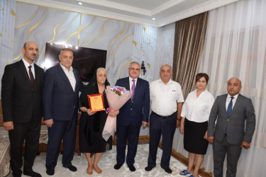 Tərtər Rayon İcra Hakimiyyətinin başçısı Müstəqim Məmmədov 70 illik yubileyi münasibətilə təqaüddə olan müəllimə Şöhlət Babayevanı evində ziyarət edib