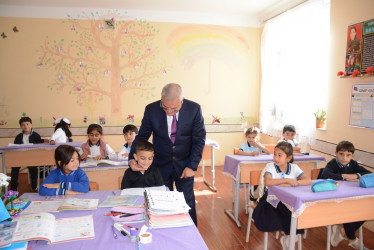 Rayon rəhbəri Sarıcalı kənd tam orta məktəbində mövcud şəraitlə tanış olub