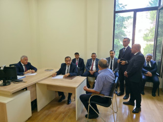 Rayon rəhbəri vətəndaş müraciətlərini dinləyib