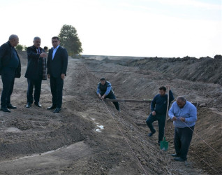 İcra başçısı suvarma arxının beton üzlüyə alınması ilə bağlı aparılan işlərlə yerində tanış olub