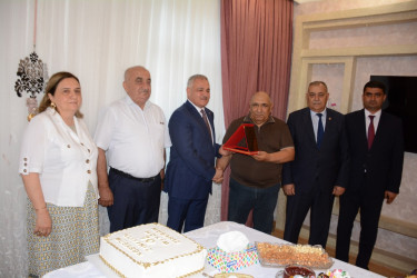 İcra başçısı 70 illik yubileyi münasibətilə təcrübəli cərrah Mübariz Mahmudovu təbrik edib
