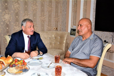 Rayon rəhbəri “Konstitusiya və Suverenlik İli” çərçivəsində Birinci Qarabağ müharibəsi əlili Rasim Həsənovun ailəsini ziyarət edib
