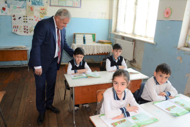 Rayon rəhbəri Cəmilli kənd tam orta məktəbində mövcud şəraitlə tanış olub