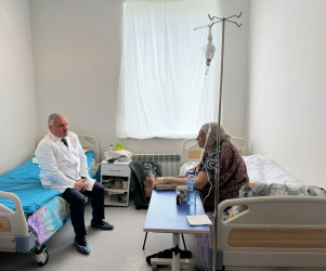 İcra başçısı xəstəxanada müalicə olunan şəhid anasını ziyarət edib
