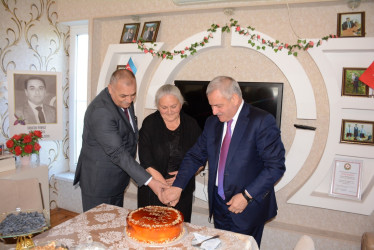 Rayon rəhbəri “Konstitusiya və Suverenlik İli” çərçivəsində şəhid anası Dilruba Orucovanı ad günü münasibəti ilə təbrik edib