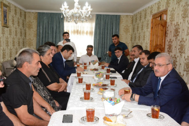 Rayon rəhbəri “Konstitusiya və Suverenlik İli” çərçivəsində Qaynaq və Yuxarı Qapanlı kəndindən olan şəhid ailələri və qazilərlə görüş keçirib