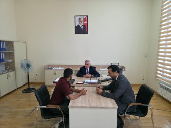 Rayon rəhbəri vətəndaş müraciətlərini dinləyib