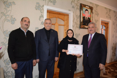 İcra başçısı şəhid anası Kəmalə İsaxovanı 50 illik yubileyi münasibəti ilə təbrik edib