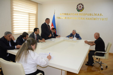 Rayon rəhbəri vətəndaş müraciətlərini dinləyib