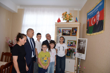 Tərtər Rayon İcra Hakimiyyətinin başçısı 27 Sentyabr – Anım Günü ilə əlaqədar Vətən müharibəsinin mülki şəhidi Şakir Zamanovun ailəsini ziyarət edib