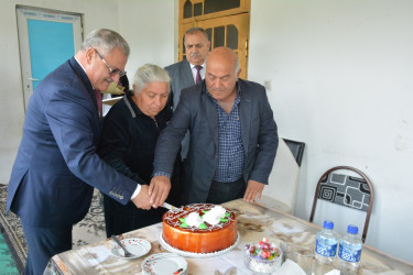 Rayon rəhbəri şəhid Elşən Əlizadənin  anası Sahibə Əliyevanı 60 illik yubileyi münasibəti ilə təbrik edib