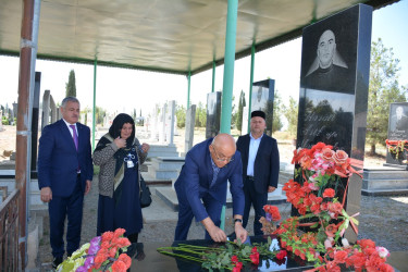 İcra başçısı şəhid anası ilə birlikdə mülki şəhidlərin məzarını ziyarət edib