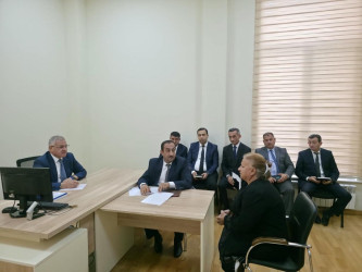 Rayon rəhbəri vətəndaş müraciətlərini dinləyib
