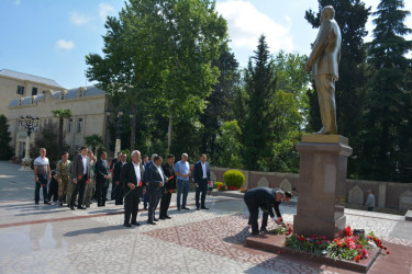Ağdərə Su Meliorasiya Sistemləri İstismarı İdarəsinin işçiləri Tərtərdə Ulu Öndər Heydər Əliyevin abidəsini ziyarət ediblər