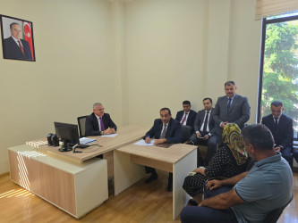Rayon rəhbəri vətəndaş müraciətlərini dinləyib