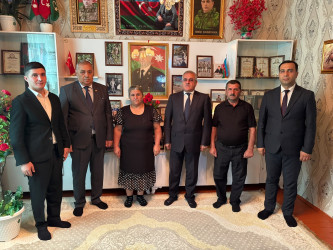 Tərtər Rayon İcra Hakimiyyətinin başçısı 27 Sentyabr – Anım Günü ilə əlaqədar Antiterror əməliyyatları şəhidi Elnur İbrahimovun ailəsini ziyarət edib