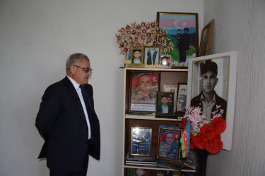 Tərtər Rayon İcra Hakimiyyətinin başçısı 27 Sentyabr – Anım Günü ilə əlaqədar Vətən müharibəsinin mülki şəhidi Həsən Məmmədovun ailəsini ziyarət edib