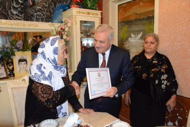 İcra başçısı şəhid anası Solmaz Cəfərovanı 85 illik yubileyi münasibəti ilə təbrik edib