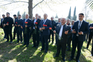 İcra başçısı Aprel döyüşlərində şəhid olmuş Nicat İsgəndərovun məzarını ziyarət edib