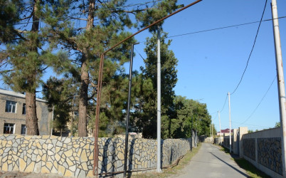 Rayon rəhbəri 27 sentyabr-Anım Gününün beşinci ildönümü ilə əlaqədar 3-cü dərəcəli “Vətənə xidmətə görə” ordenli şəhid Rəşad Vəlizadənin ailə üzvləri ilə birlikdə onun adını daşıyan küçədə aparılan əsaslı təmir işləri ilə tanış olublar