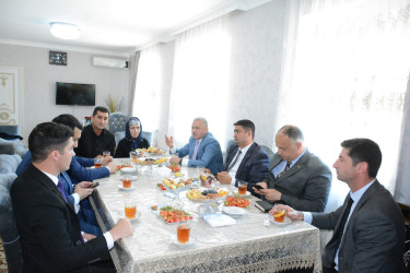 İcra başçısı Qaynaq kəndində Şəhid Əkbərov Vüqar Əskər oğlunun ailəsini ziyarət edib