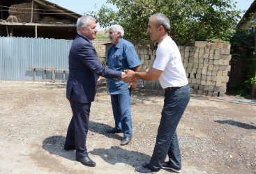 Rayon rəhbəri “Konstitusiya və Suverenlik İli” çərçivəsində Birinci Qarabağ müharibəsi əlili Məzahir Əliyevin ailəsini ziyarət edib