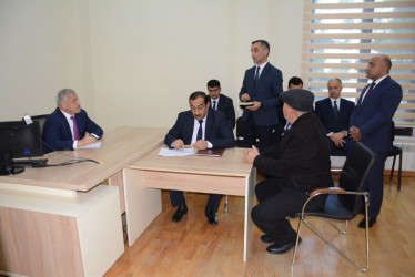 Rayon rəhbəri vətəndaş müraciətlərini dinləyib